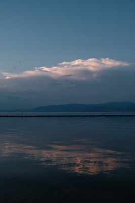 黄昏时分天空与水面的宁静景象