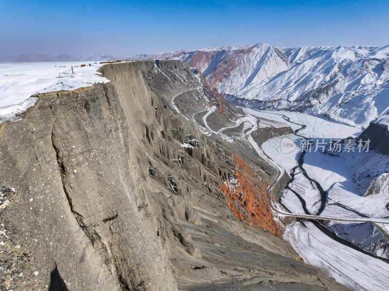 航拍新疆冬季安集海大峡谷雪景雪山山脉河流