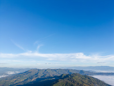 航拍云海中的景迈山山脉壮美自然景象