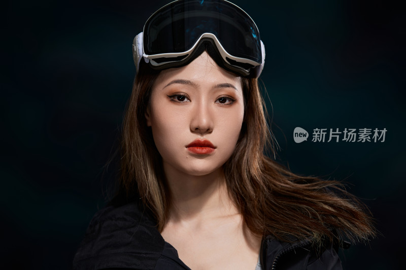 穿戴齐全单板滑雪装备的亚洲美女