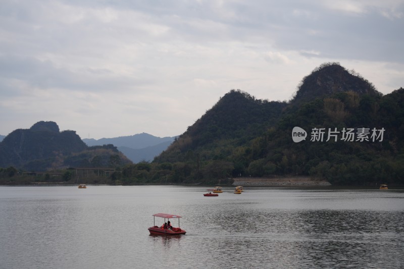 阴天的湖泊山水风景