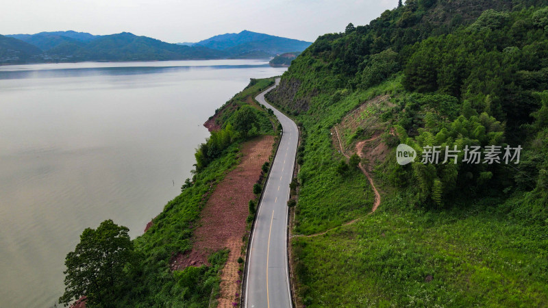 行驶河边公路车辆航拍