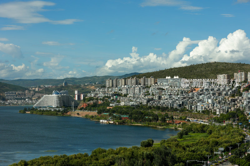 湖畔城市建筑全景