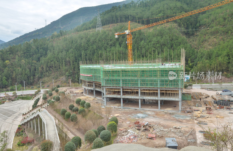 在建建筑工程外部脚手架搭建场景