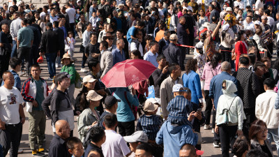 中秋节假期在中国新疆国际大巴扎游玩的游客