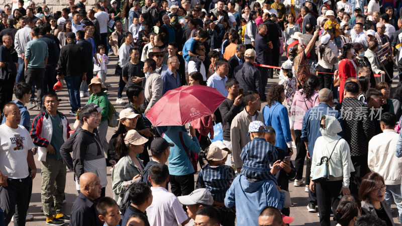 中秋节假期在中国新疆国际大巴扎游玩的游客