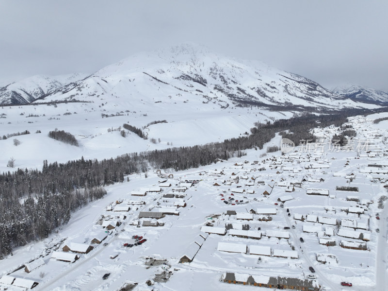 中国新疆阿勒泰禾木冬季雪景白雪覆盖的禾木