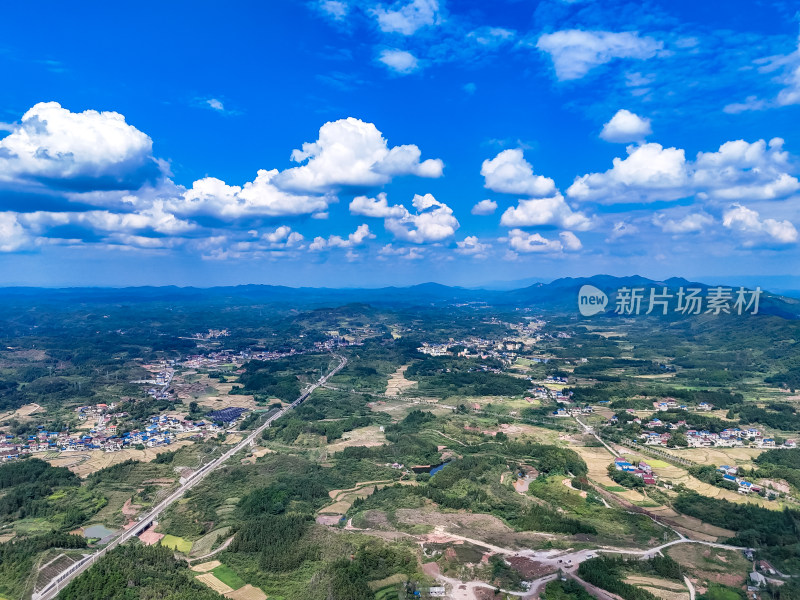 南方丘陵山川农田航拍图