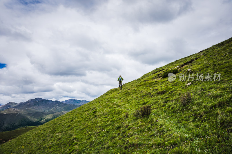 川西格聂高山草甸自然风光徒步旅行