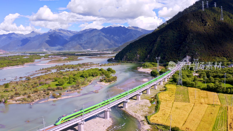 西藏拉林铁路复兴号航拍