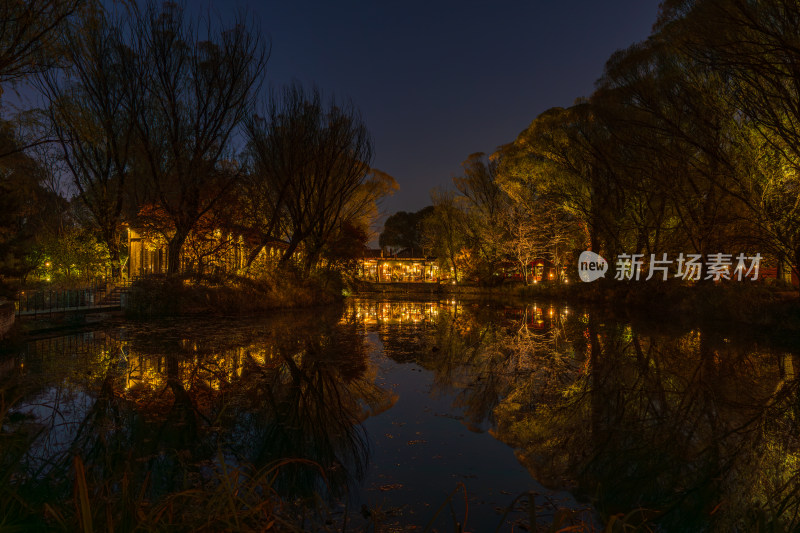 夜晚湖畔的灯光倒影 宁静秋夜的美丽