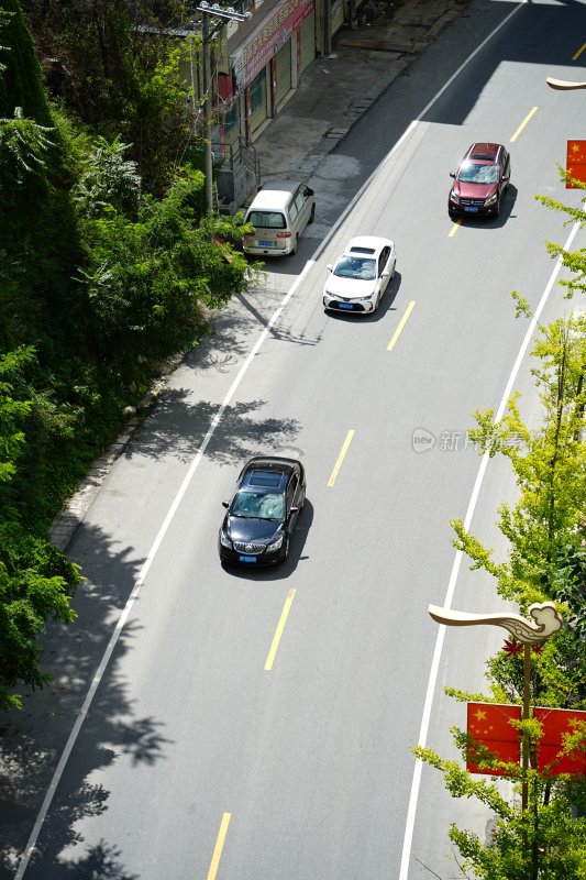 弯曲道路上的汽车特写