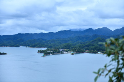 天屿山顶俯视千岛湖大桥，千岛湖自然风光