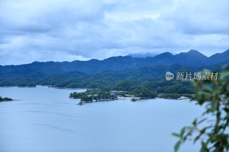 天屿山顶俯视千岛湖大桥，千岛湖自然风光