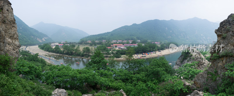 山上俯瞰大连庄河北峪夏季河滩风光全景图