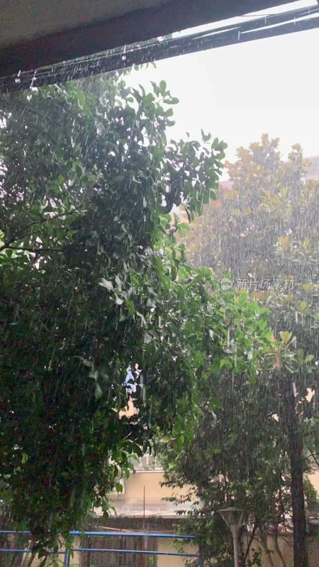 下雨天雨水滴落积水