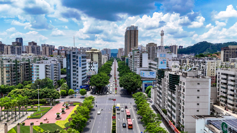 广西梧州城市大道交通车辆行驶航拍图