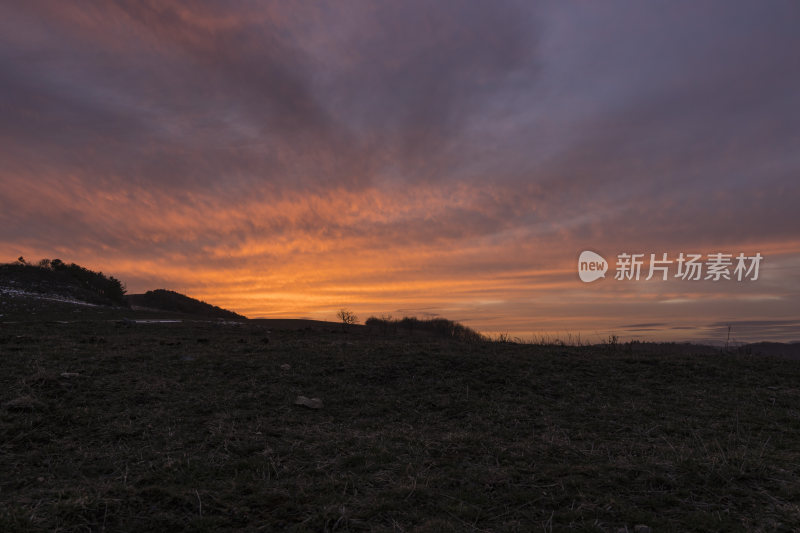 旷野中美丽的黄昏日落景色