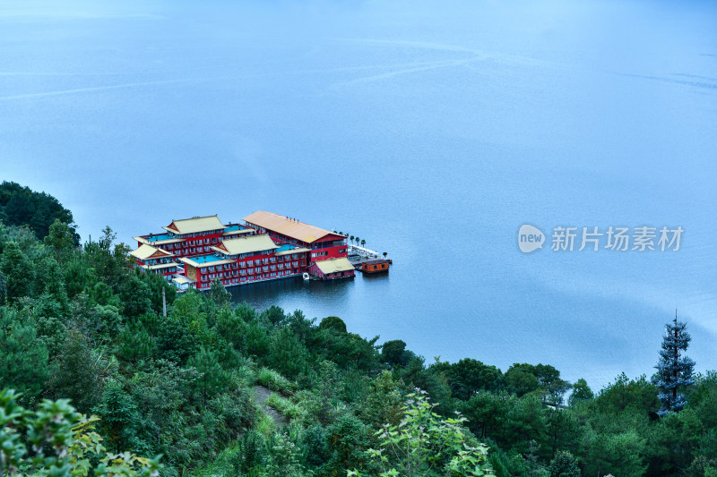 天屿山顶俯视千岛湖大桥，千岛湖自然风光