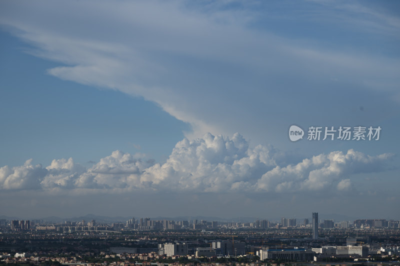 壮阔天空漂亮云层下的城市大景