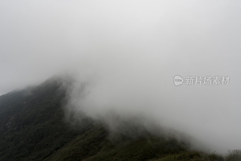 江西武功山云雾缭绕的山间景色