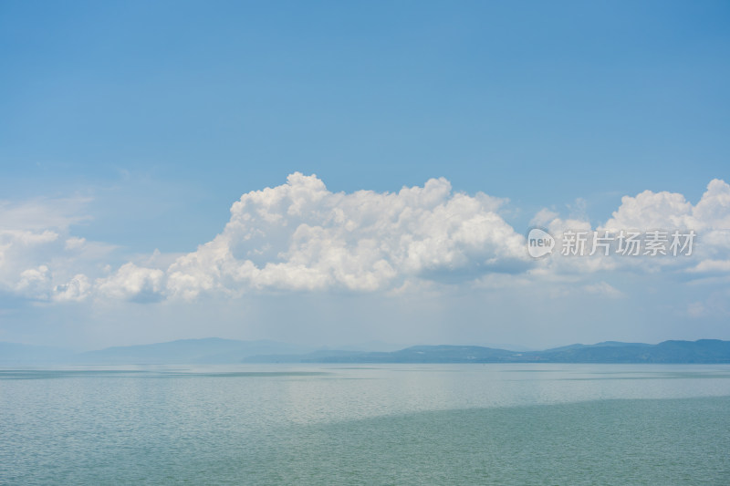 蓝天白云下的昆明滇池山水风光全景