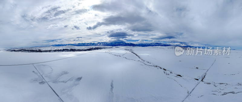 中国新疆阿勒泰冬季雪景茫茫雪原与雪山