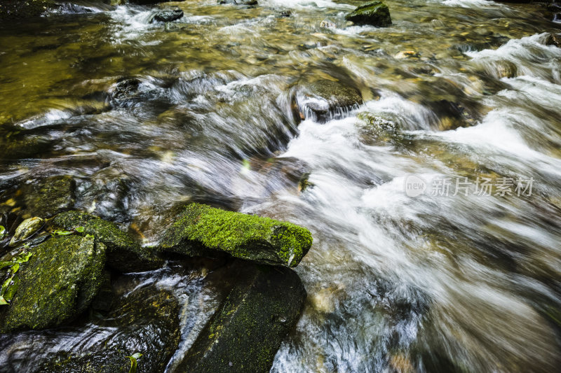 湍急的溪水冲刷溪石