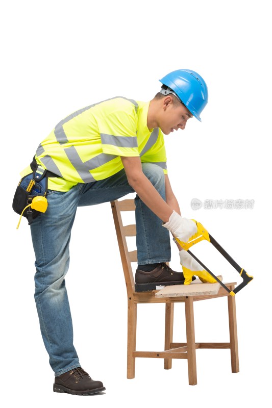 年轻的男建筑工人在锯木板