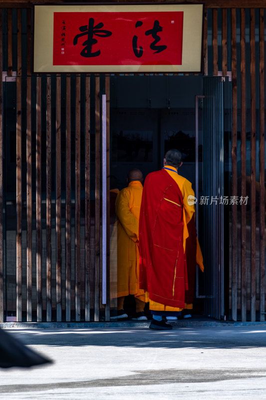 银杏树下的上海嘉定安亭老街菩提寺秋色景观