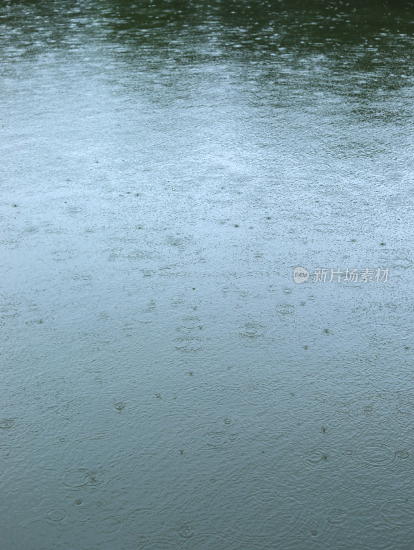 满画幅下着雨的湖面背景图