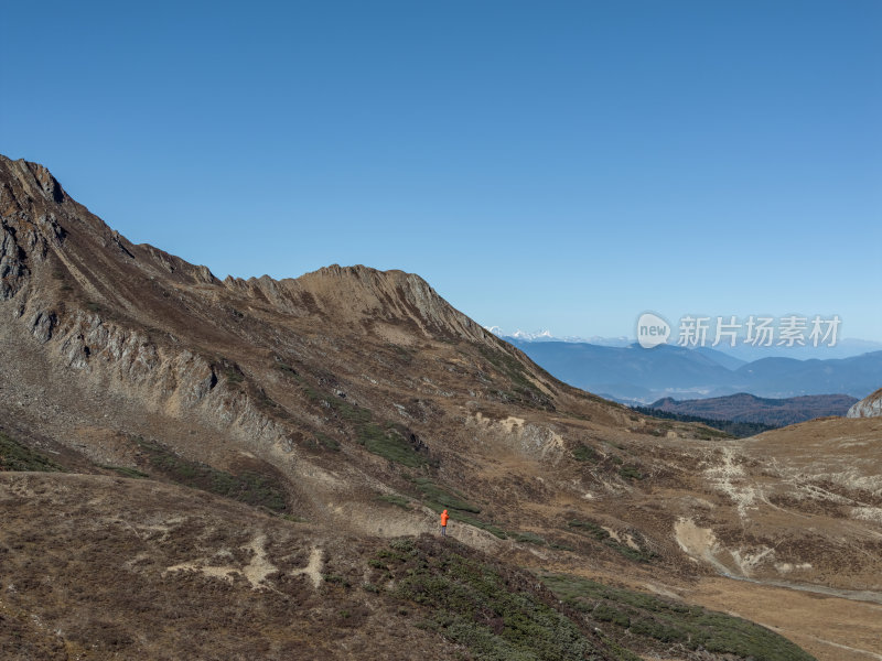 云南香格里拉阿布吉措雪山高空航拍