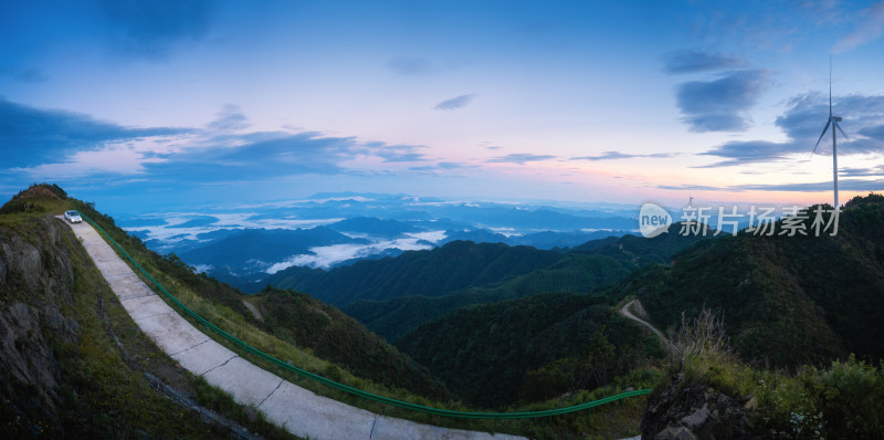 山间公路与风力发电机景观