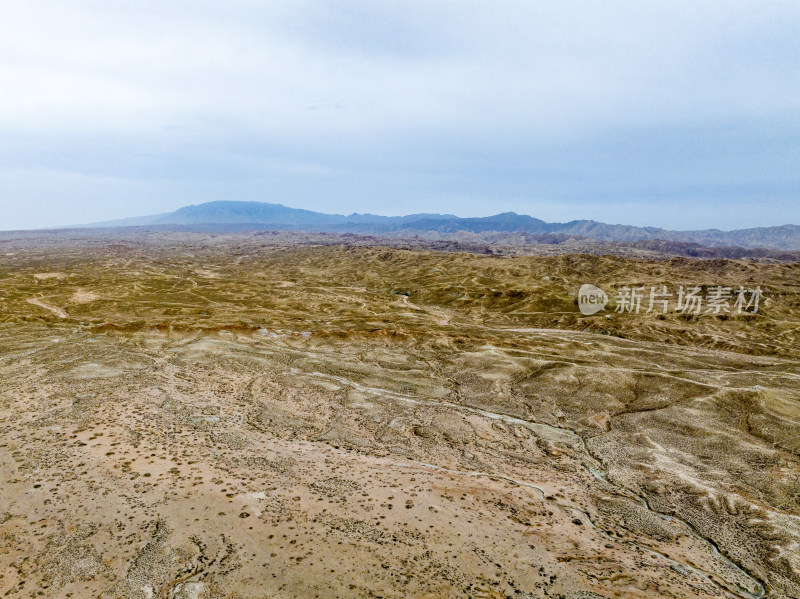 甘肃张掖，红土丹霞地带的公路航拍