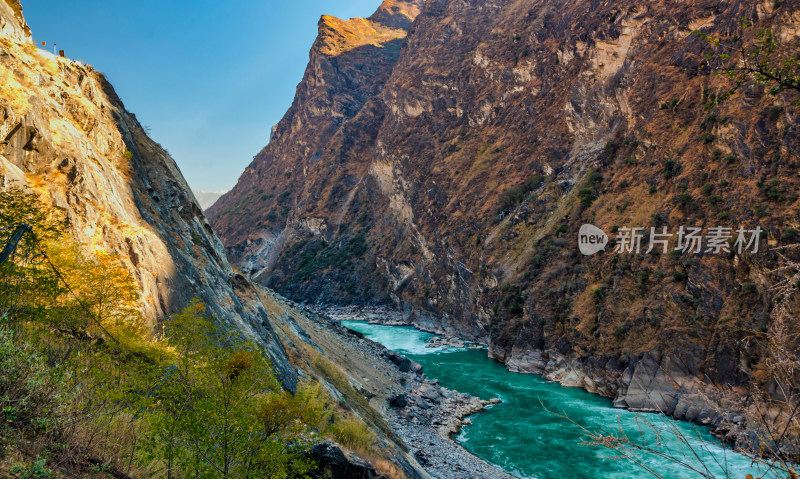 云南香格里拉虎跳峡景区峡谷河流自然风光