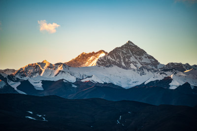 珠峰日照金山