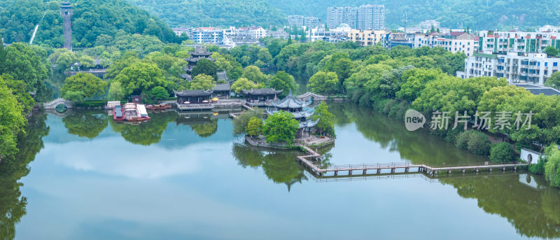 航拍浙江省台州市临海市东湖景区紫阳古街