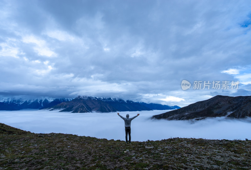 户外云海之上人物张开双臂拥抱自然