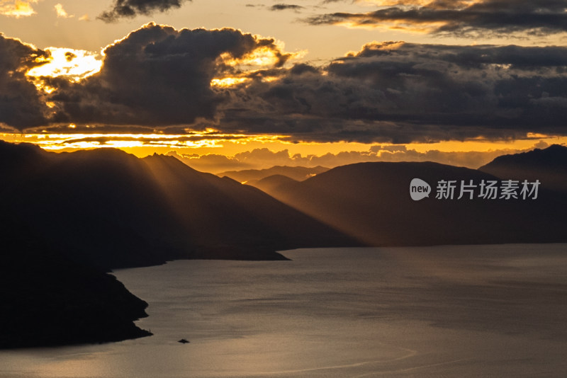 新西兰山顶远眺湖景 最高峰