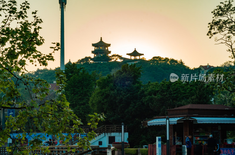 夕阳下青岛汇泉湾上的小鱼山