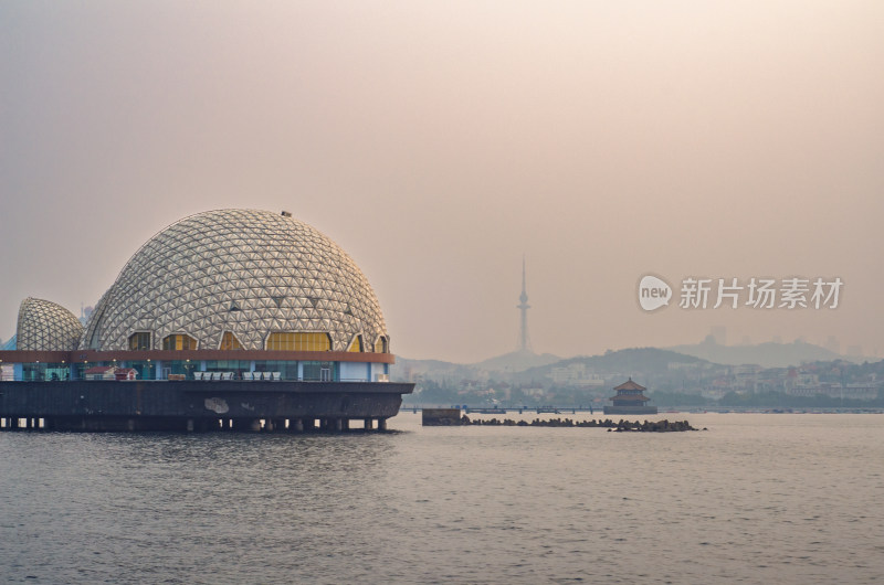 青岛栈桥海上球形建筑海上皇宫远景