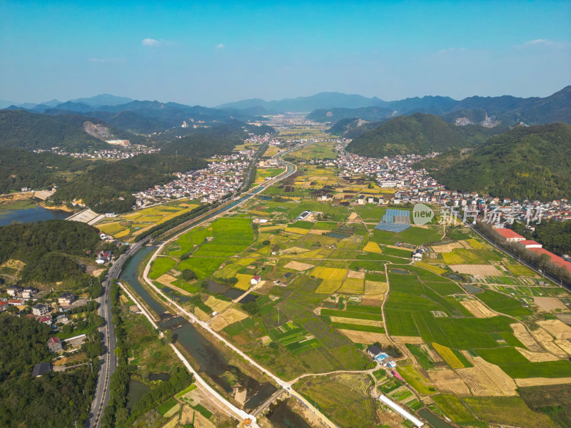 航拍青山乡村稻田风光