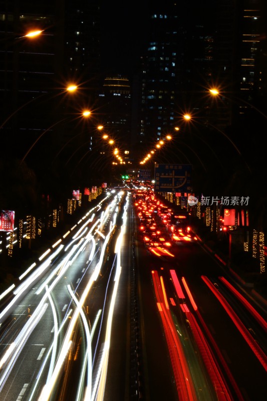 夜晚城市道路车流灯光轨迹长曝光