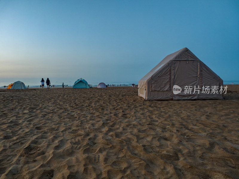 山东青岛石老人海水浴场海边帐篷