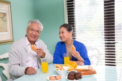 老年夫妻在餐厅用早餐