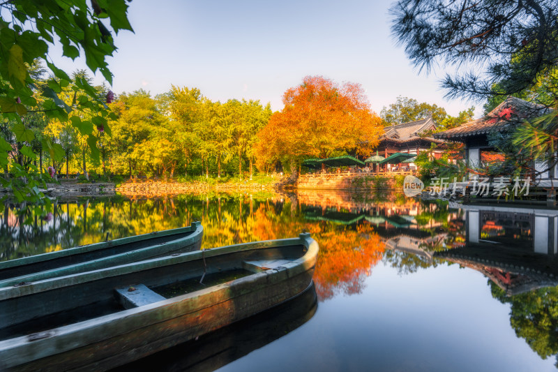 湖州莲花庄园林秋天湖泊枫叶景观