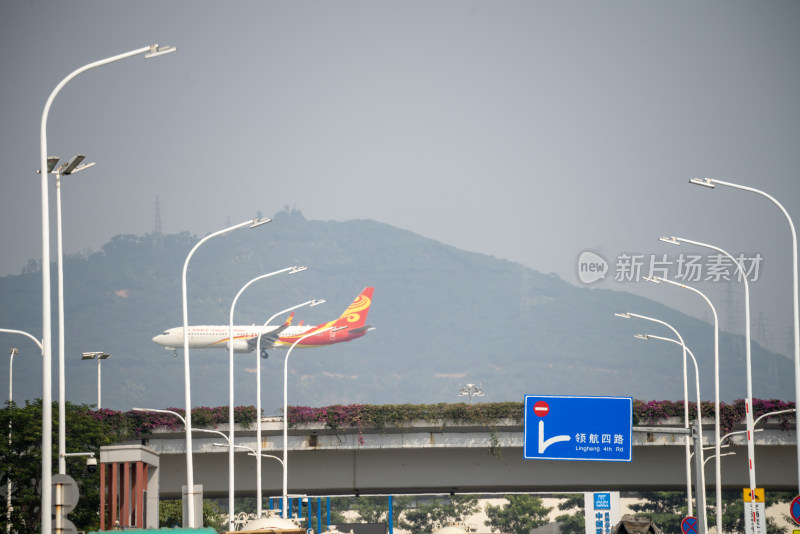 空中飞行的客机特写