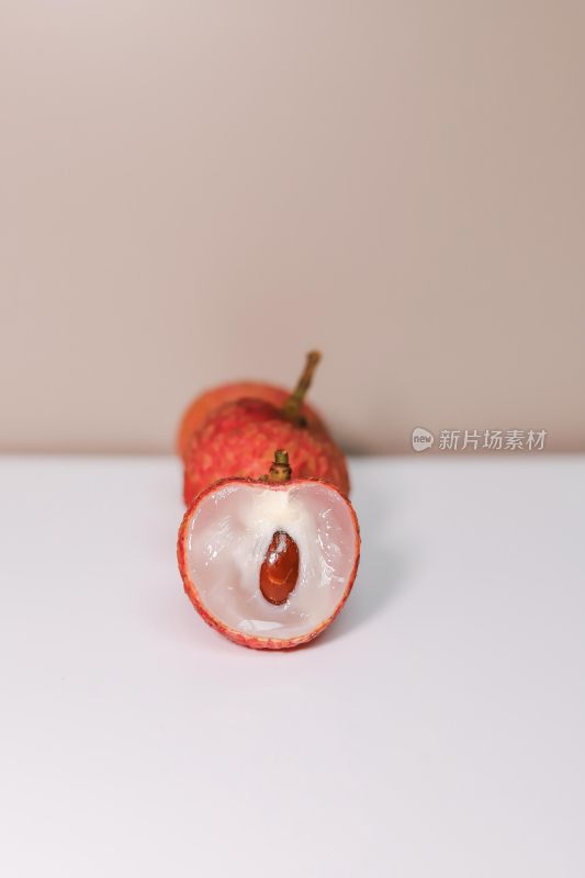 剥开的新鲜荔枝特写