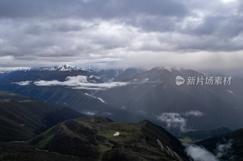 四川甘孜州高原上木居村庄山谷航拍