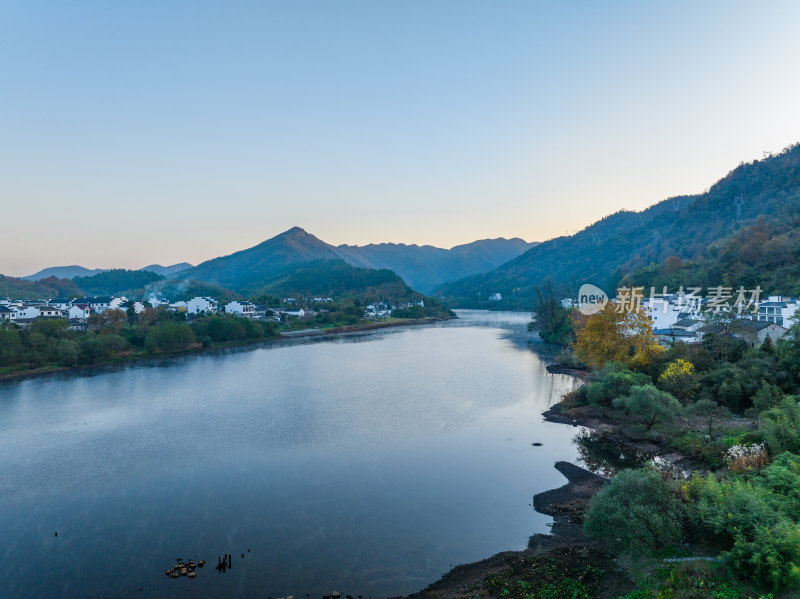 航拍安徽宣城泾县桃花潭风景区老街村庄